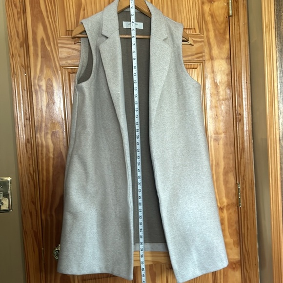 Love tree polyester vest. Women size large, in excellent pre-owned condition. - Picture 7 of 10